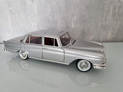 1:18 Revell Mercedes Benz 220 SE Silber Sammler - Bild 1 von 4