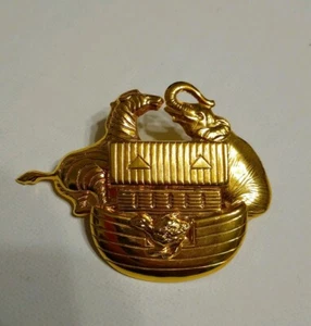 Broche Premier Designs en tono dorado Arca de Noé Elefante cebra - Imagen 1 de 8