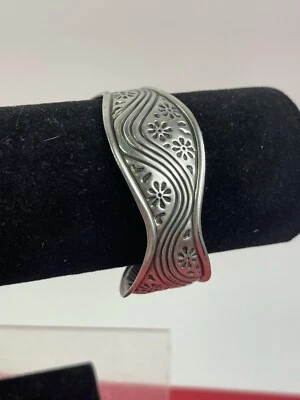 Brazalete Lia Sophia Garden Grove mate tono plata en relieve aspecto antiguo Foto 1 de 4