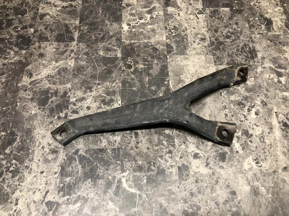 Soporte de montaje de parachoques trasero izquierdo Ram 2009-2017 1500 2500 3500 OEM 2009-2017 Foto 1 de 4