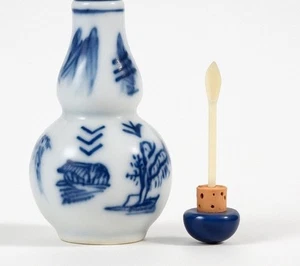 RARE IMPERIAL BLUE AND WHITE PORCELAIN DRAGON SNUFF BOTTLE DaQing Qianlong Nian - Picture 1 of 10