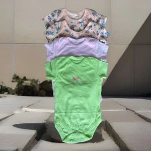 4 Stück, 18-23 Mo. Baby Kurzarm Druckknopfverschluss mehrfarbig, Mädchen unbenutzt; ohne Etikett- - Bild 1 von 11