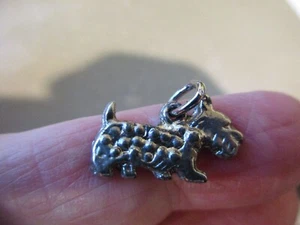 LINDA PULSERA COLGANTE VINTAGE TONO PLATA SCOTTIE SCOTTY TERRIER PERRO LLAVERO ENCANTO - Imagen 1 de 5