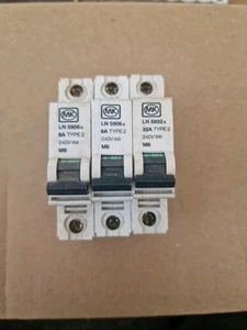 SET BESTEHEND AUS 3 MK 6 & 32 AMP TYP 2 M6 MCB SCHUTZSCHALTERN LN 5906s / 5932s SENTRY - Bild 1 von 2