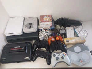 Lot Consoles Manettes Accessoires HS et Boites de Jeux vides Sony Sega Nintendo - Foto 1 di 13