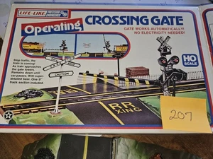 HO SCALE OPERATING CROSSING GATE, SEE PHOTOS FOR DETAILS SOLD AS PICTURED - Picture 1 of 2
