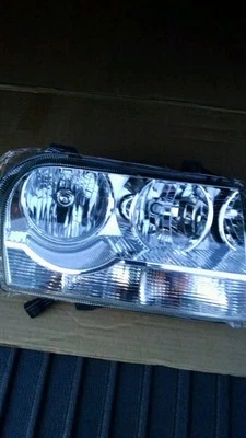 Conjunto de faros-NSF derecho TYC 20-6637-00-9 2005-2007 Chrysler 300 sin retardo Foto 1 de 3