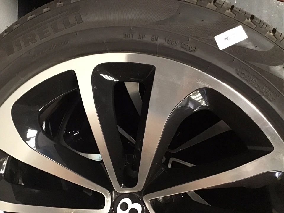2x Original Alufelgen Bentley Bantayga mit M+S Pirelli Reifen 285/45 R21 - Bild 1 von 4