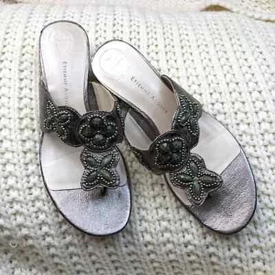 Sandalias en T Etienne Aigner con cuentas borde gatito Foto 1 de 4