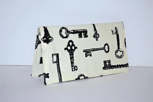 Scheckbuchhülle Halter mit Schutz Durchschreibeplatte/Gutscheinhalter Schlüssel auf Creme - Bild 1 von 3