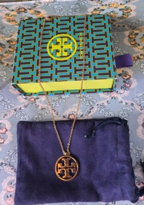 Collar colgante con logotipo de Tory Burch Foto 1 de 4