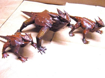 TRES sapos Horney de arte de metal, arte de patio de hierro chatarra, jardín, estanque, juego Foto 1 de 4