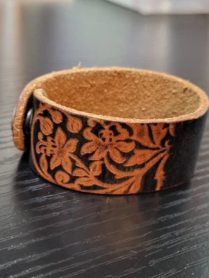 Brazalete de cuero Treaty cuero marrón en relieve tono astilla a presión vintage Foto 1 de 4