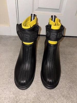 Sorel Medina III Black With Yellow Accent High Heel Boots In Size 11 - Image 1 of 4