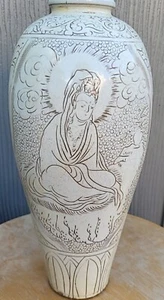 Song Dynasty white glaze pearl ground carved Guanyin vase 宋代白釉珍珠地刻花观音纹花瓶 h1 - Bild 1 von 10