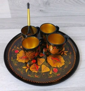 Russian Khokhloma Lacquer Ware Wooden Tray Cups X 4 Spoon Handpainted - Foto 1 di 24