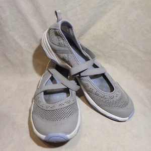 🩰 J Sport Correa en V Comfort Mary Janes talla 8 M Gris Tela Transpirable; Detalles - Imagen 1 de 16