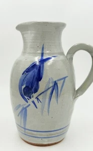 Jarra de gres vintage artesanal azul y gris cobalto pájaro firmada 9,25" - Imagen 1 de 8