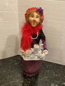 2005 Byer’s Choice Caroler-Red Hat Woman with Tea Tray ** Teapot Needs Repair ** - Picture 1 of 10
