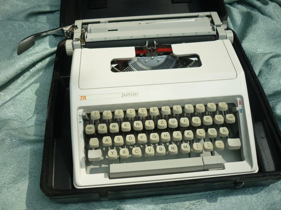 Reise Schreibmaschine TA Junior hellgrau mit Koffer funktioniert sehr gut - Bild 1 von 4