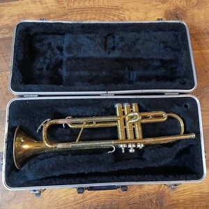 CONN Trompete mit Hartschalenkoffer für Teile/Reparatur/Projekt #679436 Schülerinstrument - Bild 1 von 11
