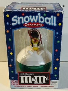 Palla di neve natalizia natalizia M&Ms ornamento verde giallo in scatola senza caramelle. - Foto 1 di 4