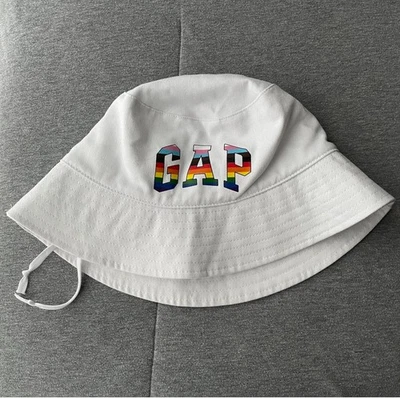 Sombrero cubo blanco Gap Pride con correas ajustables y logotipo arco iris  Foto 1 de 4