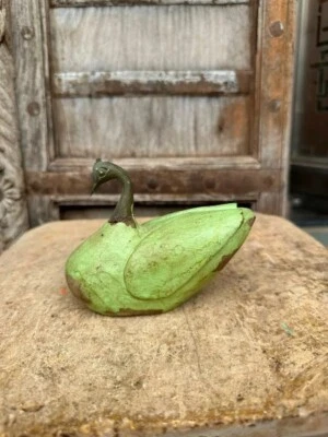 老式老式木制手工制作绿色绘画坐天鹅鸭雕塑 — 第 1/4 张图片