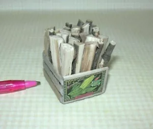 Miniatur EINZELNE verwitterte Kiste mit Baumstämmen "Schmetterlingsmarke" Mais: PUPPENHAUS 1:12 - Bild 1 von 1
