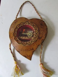 Carro siciliano miniatura vintage enmarcado en un corazón de madera - Imagen 1 de 4