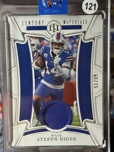 2022 PANINI #CEN-SDI CENTURY MATIERIALS /99 STEFON DIGGS (MEM) - Foto 1 di 3