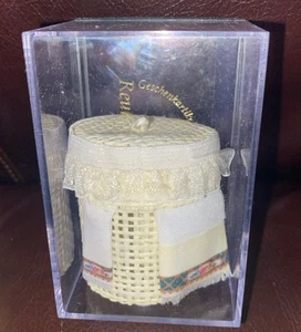 Reutter 1:12 Miniatur Wäschekorb Korb mit Handtüchern Bettwäsche ~ NEU - Bild 1 von 7