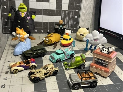 LOTE DE 1 LB de figuras de acción de juguetes pequeños, Disney, Sonic, coches diecast y más Foto 1 de 4