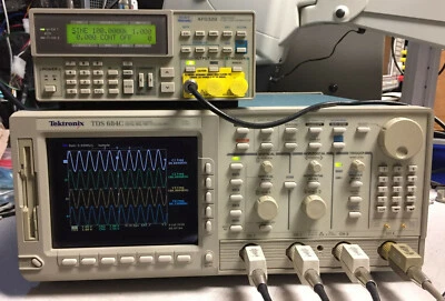 Osciloscopio digital en tiempo real Tektronix TDS684C 1 GHz 5 GS/s 13 1F 2F HD Foto 1 de 4