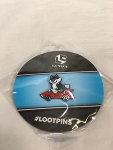 Prendedor exclusivo de colección Loot Crate Travelers nuevo septiembre 2020 Wolf in Car - Imagen 1 de 2