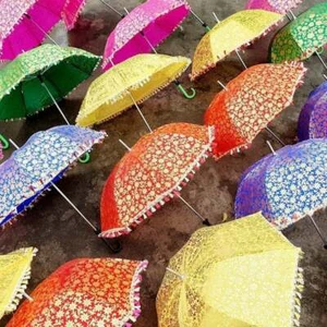 Lotto ombrelloni parasole vintage decorativi indiani ricamati. - Foto 1 di 7