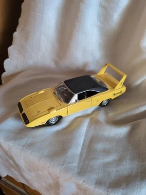Johnny Lightning 1970 Plymouth Roadrunner Superbee 1/24 Scale Die Cast - Image 1 of 4