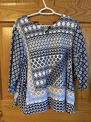 Top Alfred Dunner para mujer 1X Plus azul tostado geo estampado artístico femenino informal Foto 1 de 4