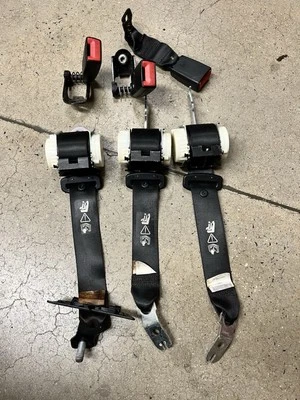 BMW E60 2004-2010 528 525 530 545 550 535 550 545 M5 Juego de hebillas de cinturón de seguridad trasero Foto 1 de 4