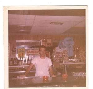 Foto de colección hombre camarero posando detrás de la barra comercial años 70 arte encontrado SYB1 - Imagen 1 de 1