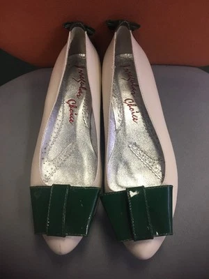 IRREGULAS CHOICE WHITE/GREEN  LEATHER FLATS SIZE 8.5 - Image 1 of 4