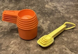 Vintage Tupperware Orange Measuring Cups & Yellow Measuring Spoons Lot Set Pair - Picture 1 of 3