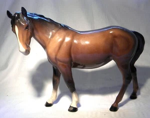 BESWICK BAY CABALLO YEGUA ORIENTADA IZQUIERDA 976 (BH12) - Imagen 1 de 6
