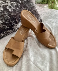 Donald J Pilner ~ Russell & Bromley Sandalias de cuña italianas de cuero tostado EE. UU. 8 M - Imagen 1 de 10