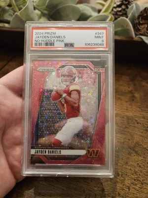 Panini Prizm No Huddle Pink #347 Jayden Daniels Rookie RC 2024/25 PSA 9 Foto 1 de 2