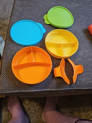 Juego de 2 asas Tupperware Munchkins DividedBowls #2552A con tapa transparente #2541A Foto 1 de 4