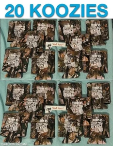 20 pezzi The Trump 45 Gun Print Can Koozie birra mimetica divertente lotto all'ingrosso mimetico - Foto 1 di 4