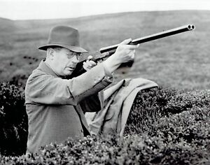 1957 Photo filaire Premier ministre britannique Harold Macmillan tire un fusil de chasse à Masham