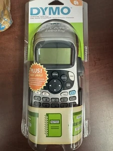 Label Maker DYMO LetraTag 100H Plus 2 Cassettes & Magnetic Holder (27b) - Picture 1 of 3