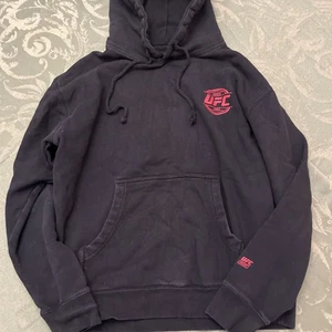 UFC Officially Licensed Herren Radial Hoodie Rot Schwarz Größe M - Bild 1 von 4